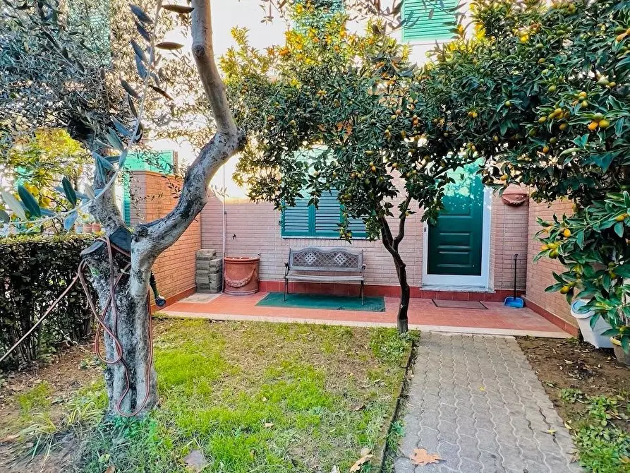 Immagine 2 di Villetta a schiera in vendita  a Massa
