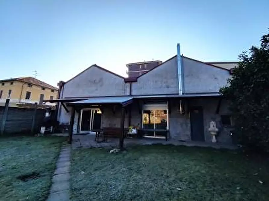 Immagine 1 di Magazzino in vendita  a Desio