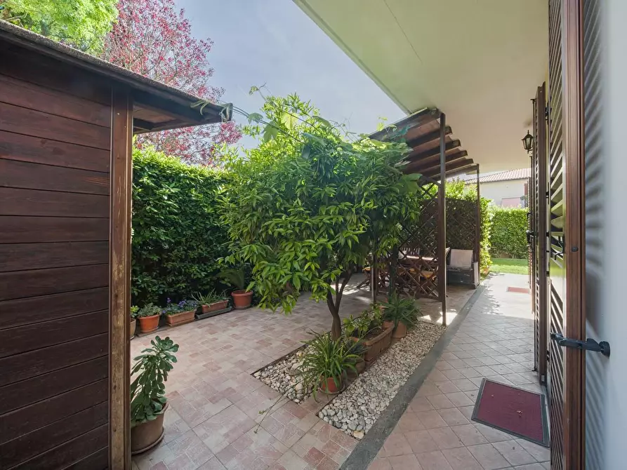 Immagine 12 di Casa bifamiliare in vendita  a Cascina