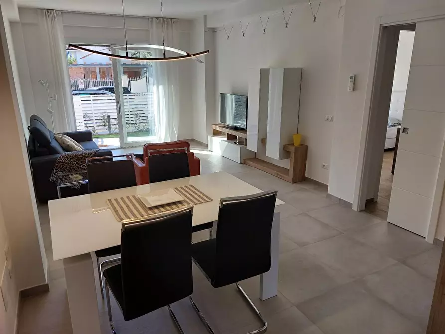 Immagine 5 di Appartamento in affitto  a Montignoso