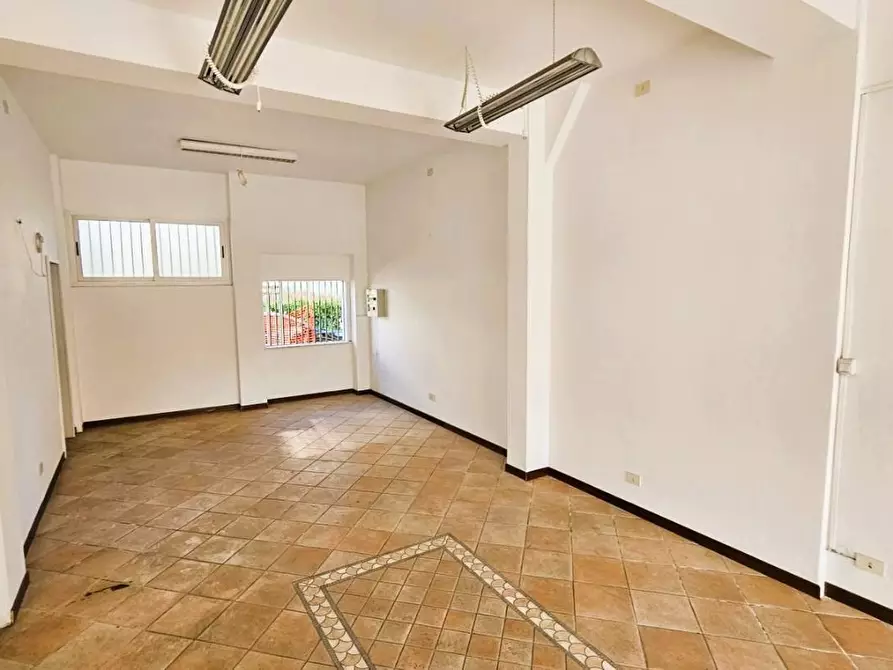 Immagine 2 di Locale commerciale in vendita  a Massa