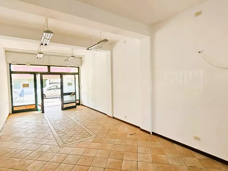 Immagine 1 di Locale commerciale in vendita  a Massa