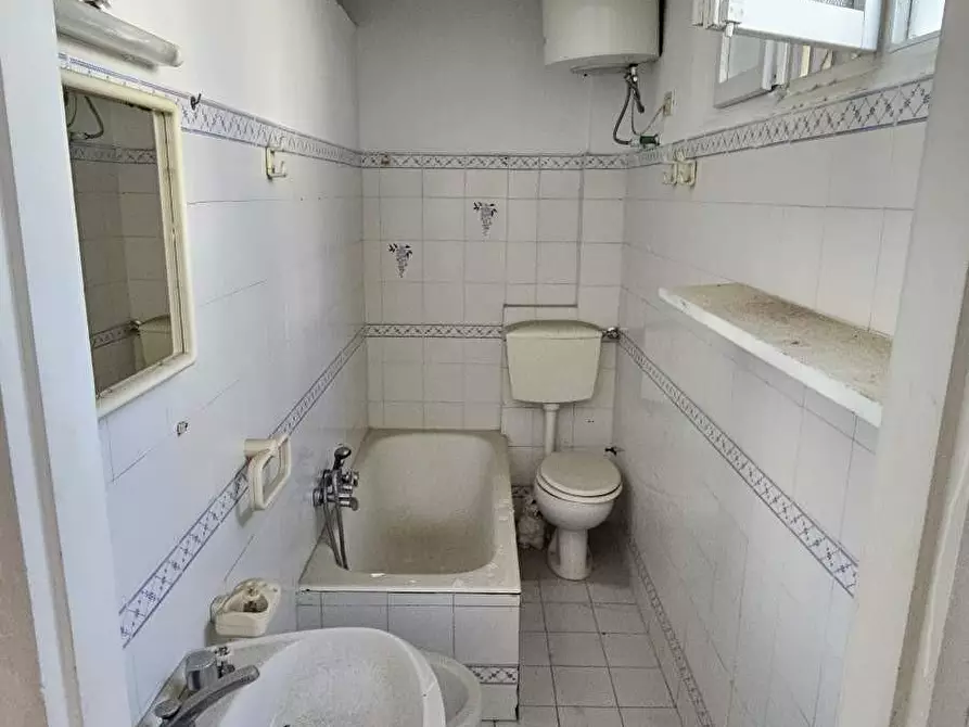 Immagine 5 di Locale commerciale in vendita  a Massa