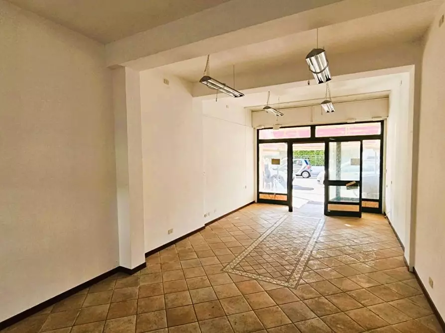 Immagine 3 di Locale commerciale in vendita  a Massa