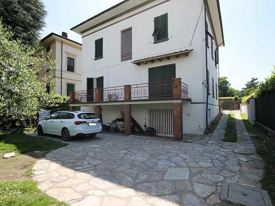 Immagine 4 di Villa in vendita  a Lucca