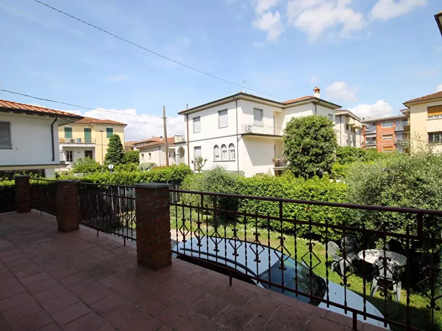 Immagine 10 di Villa in vendita  a Lucca