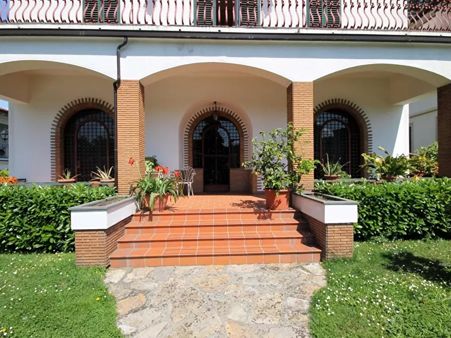 Immagine 2 di Villa in vendita  a Lucca
