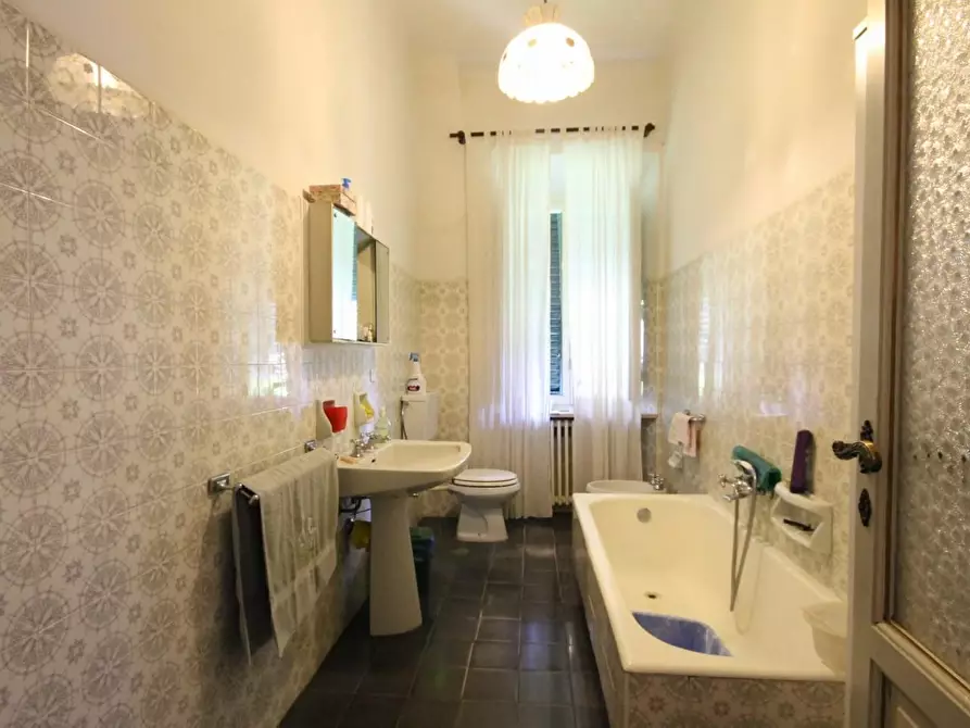 Immagine 11 di Villa in vendita  a Lucca