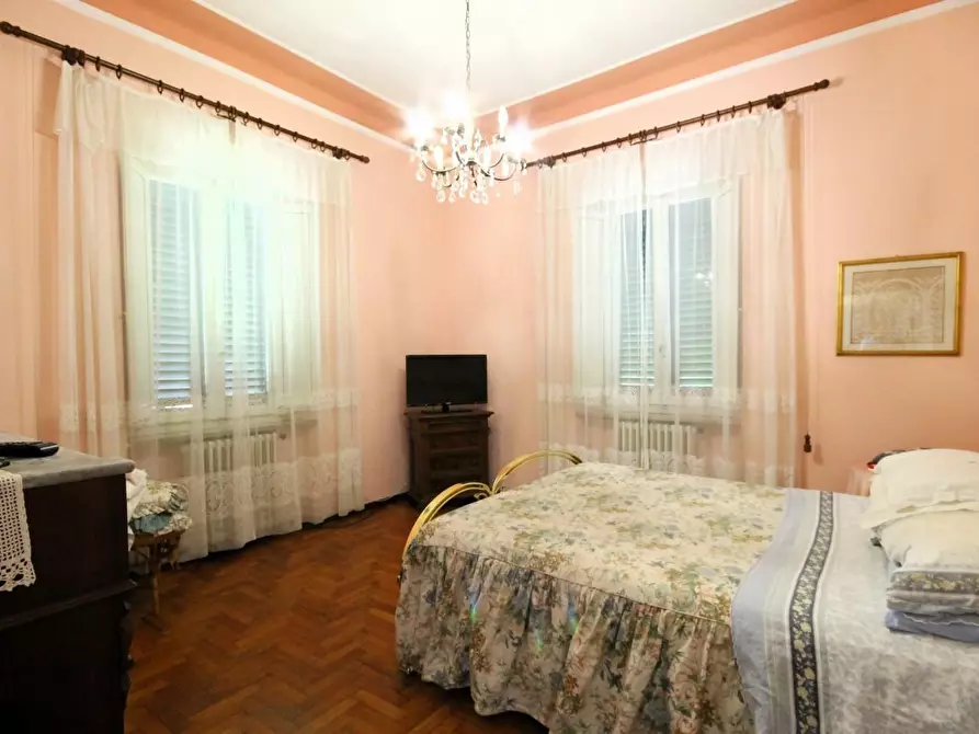 Immagine 18 di Villa in vendita  a Lucca