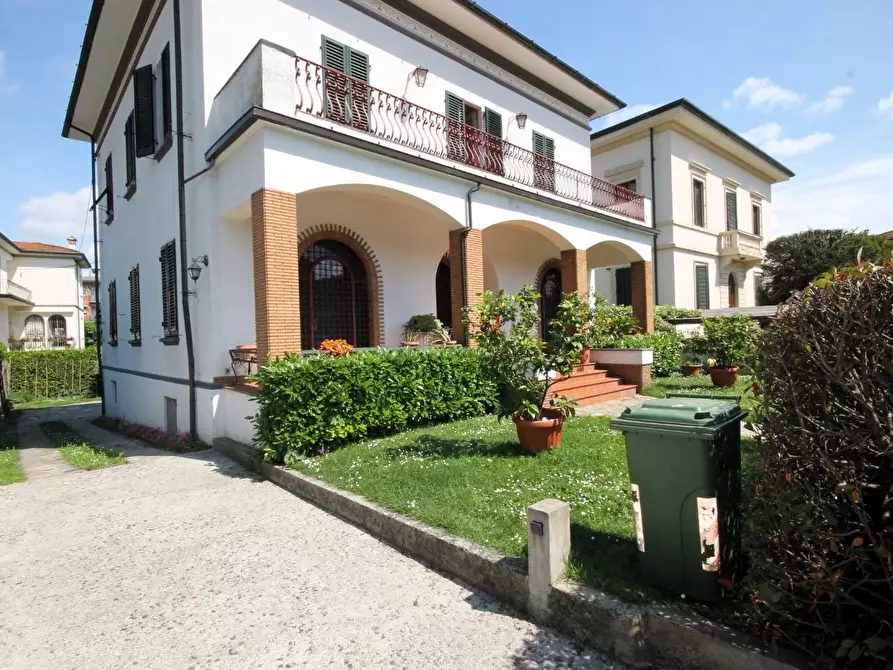 Immagine 3 di Villa in vendita  a Lucca