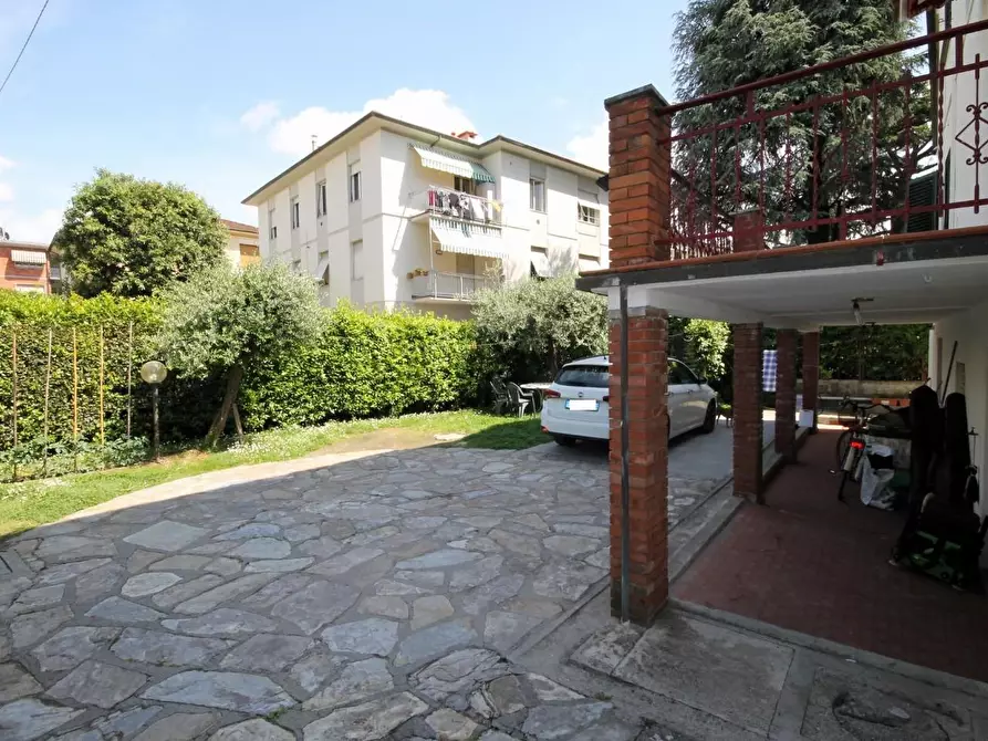 Immagine 5 di Villa in vendita  a Lucca