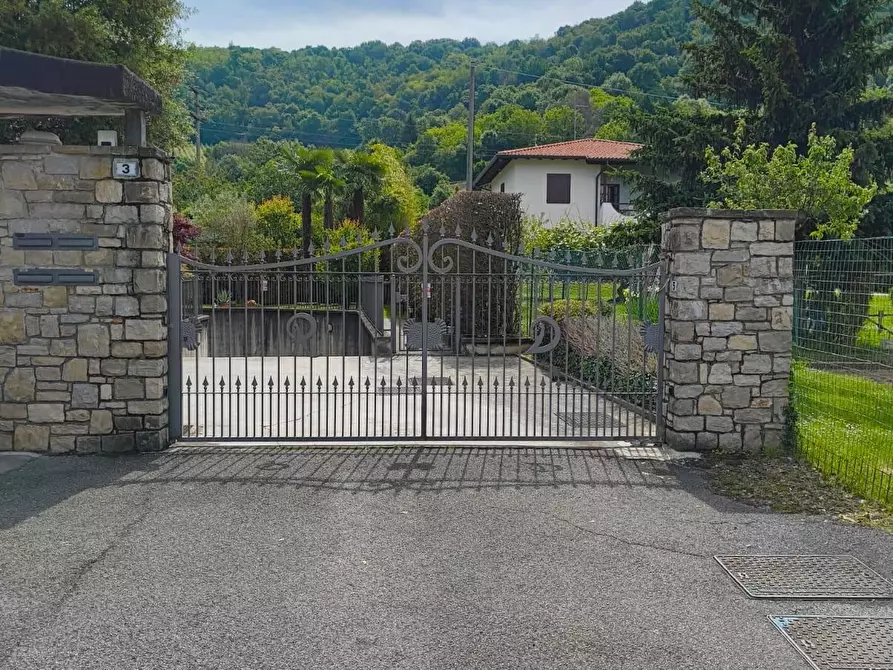 Immagine 2 di Garage in vendita  a Villa Di Serio