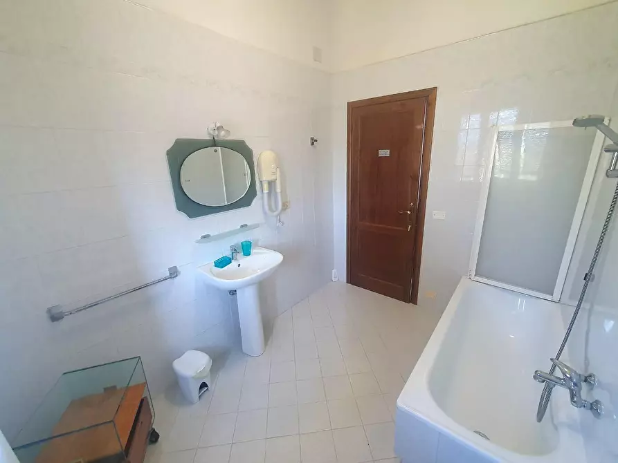 Immagine 34 di Villa in vendita  a Lucca