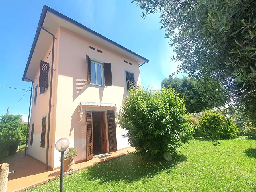 Immagine 2 di Villa in vendita  a Lucca