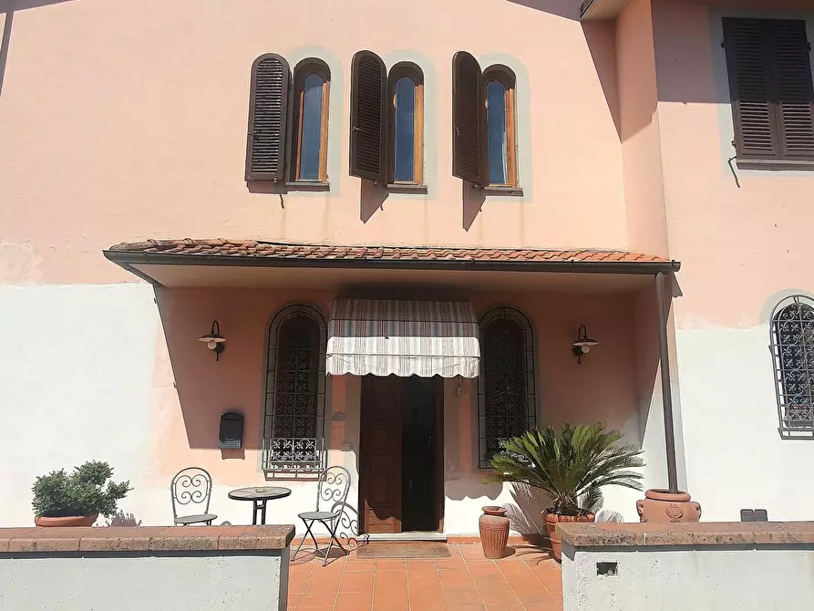 Immagine 3 di Villa in vendita  a Lucca