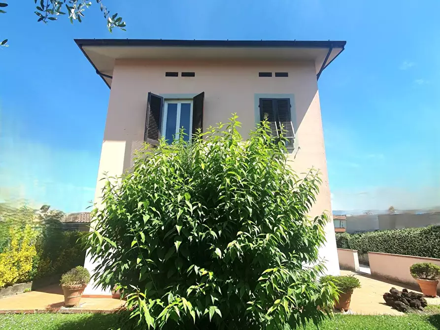 Immagine 42 di Villa in vendita  a Lucca