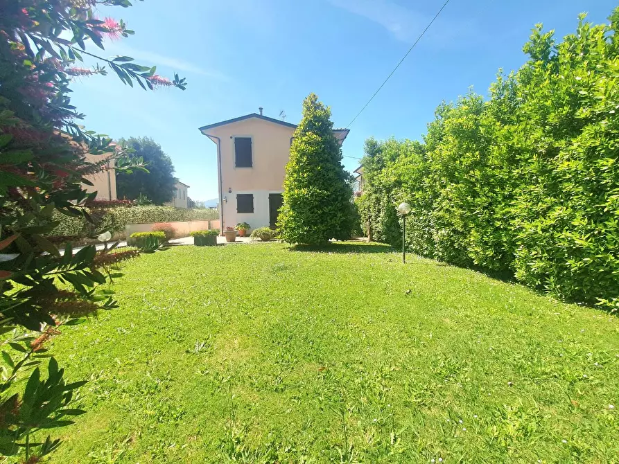 Immagine 1 di Villa in vendita  a Lucca