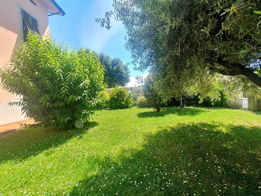 Immagine 43 di Villa in vendita  a Lucca