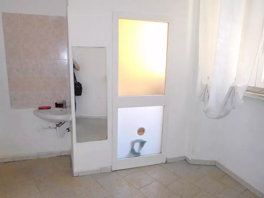 Immagine 9 di Negozio in vendita  a Pisa