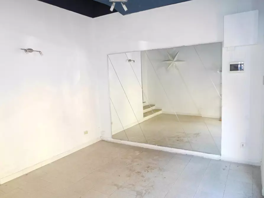 Immagine 2 di Negozio in vendita  a Pisa