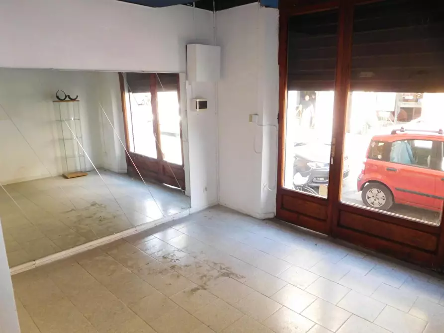 Immagine 3 di Negozio in vendita  a Pisa