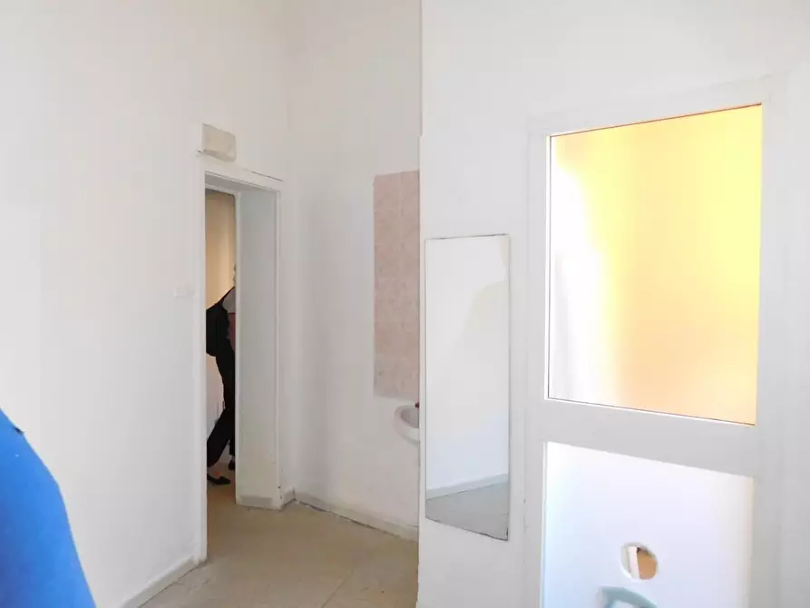 Immagine 8 di Negozio in vendita  a Pisa