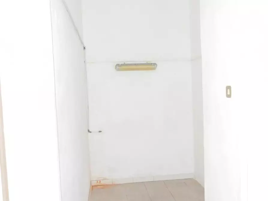 Immagine 10 di Negozio in vendita  a Pisa