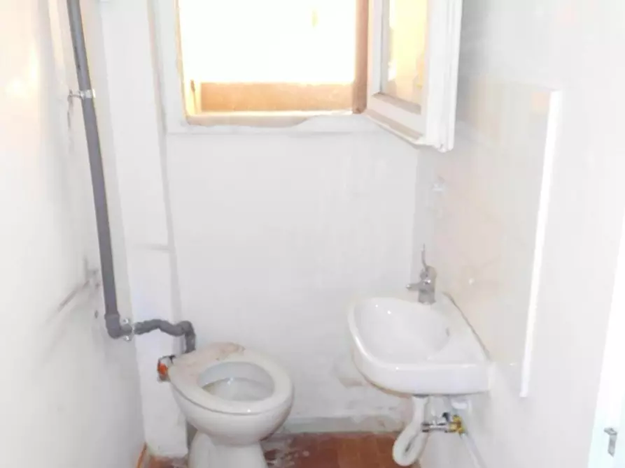 Immagine 5 di Negozio in vendita  a Pisa