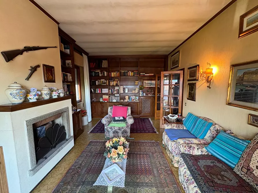 Immagine 2 di Appartamento in vendita  a Lucca