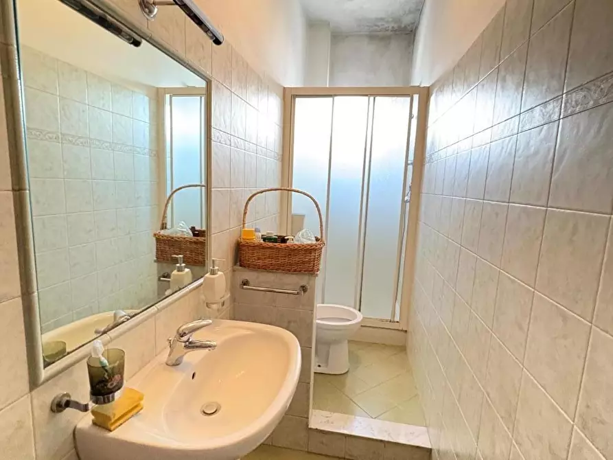 Immagine 12 di Appartamento in vendita  a Lucca