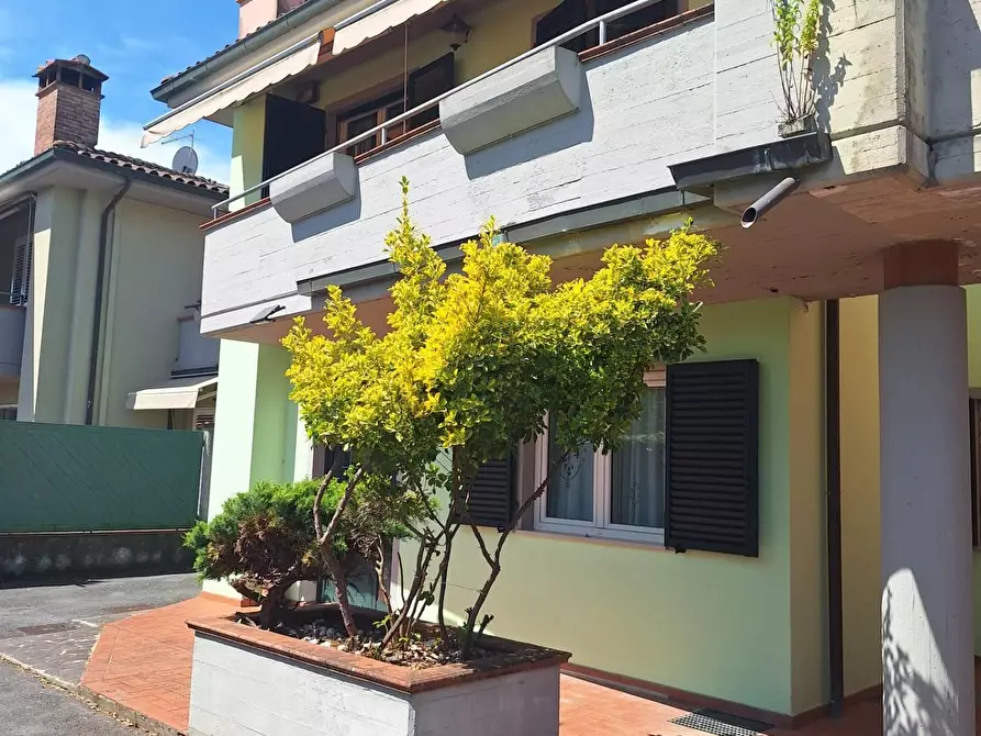 Immagine 2 di Villetta a schiera in vendita  a Lucca