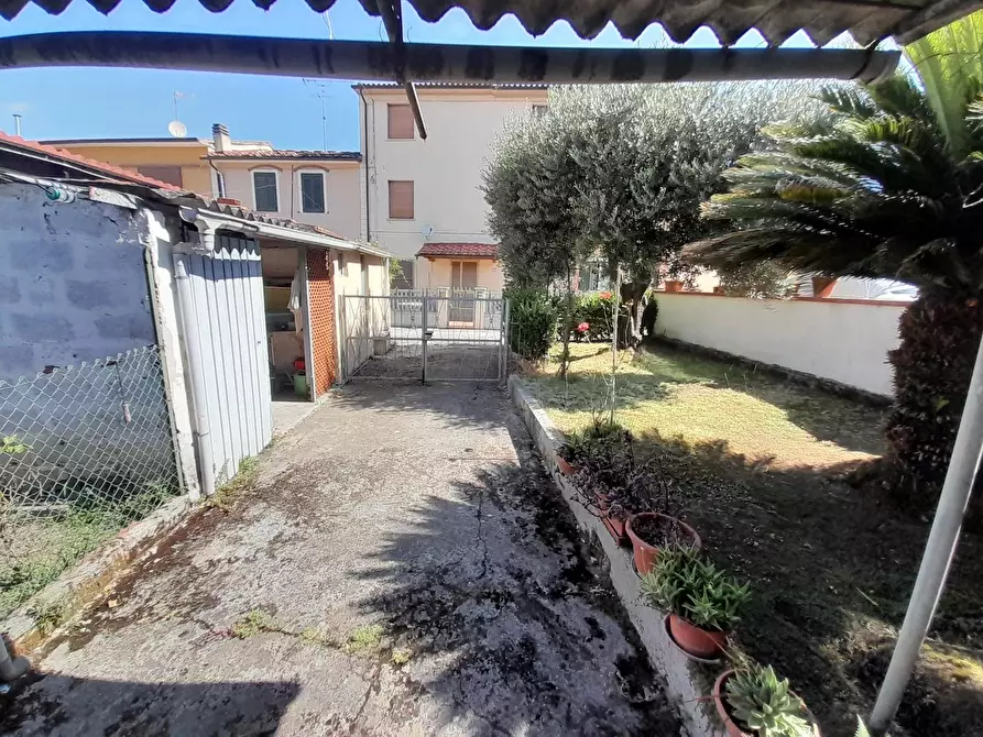 Immagine 27 di Terratetto in vendita  a Vecchiano