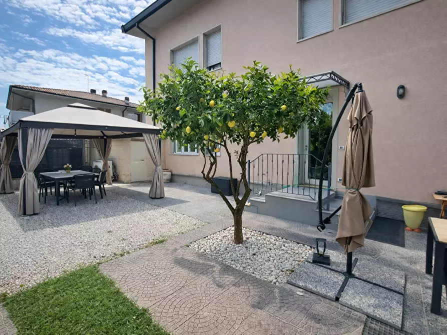 Immagine 2 di Appartamento in vendita  a Massa