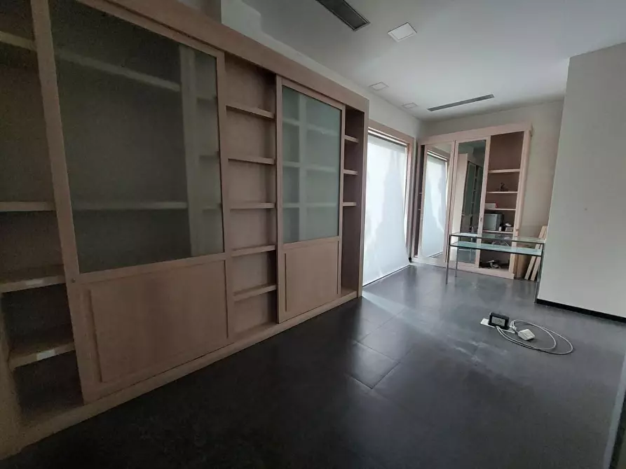 Immagine 2 di Locale commerciale in vendita  a Cascina