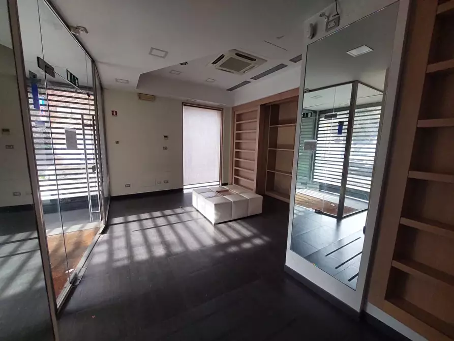 Immagine 5 di Locale commerciale in vendita  a Cascina