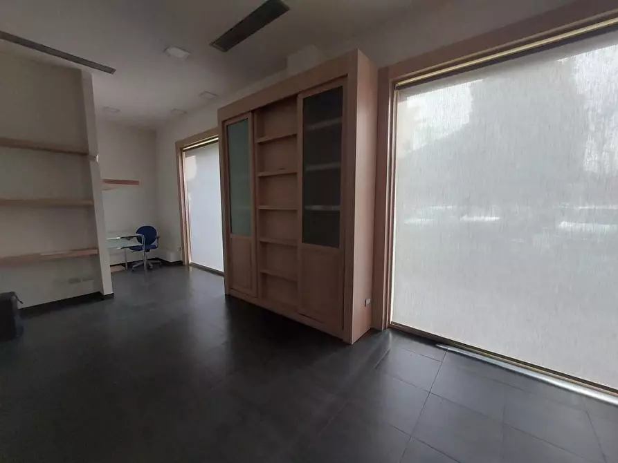 Immagine 3 di Locale commerciale in vendita  a Cascina