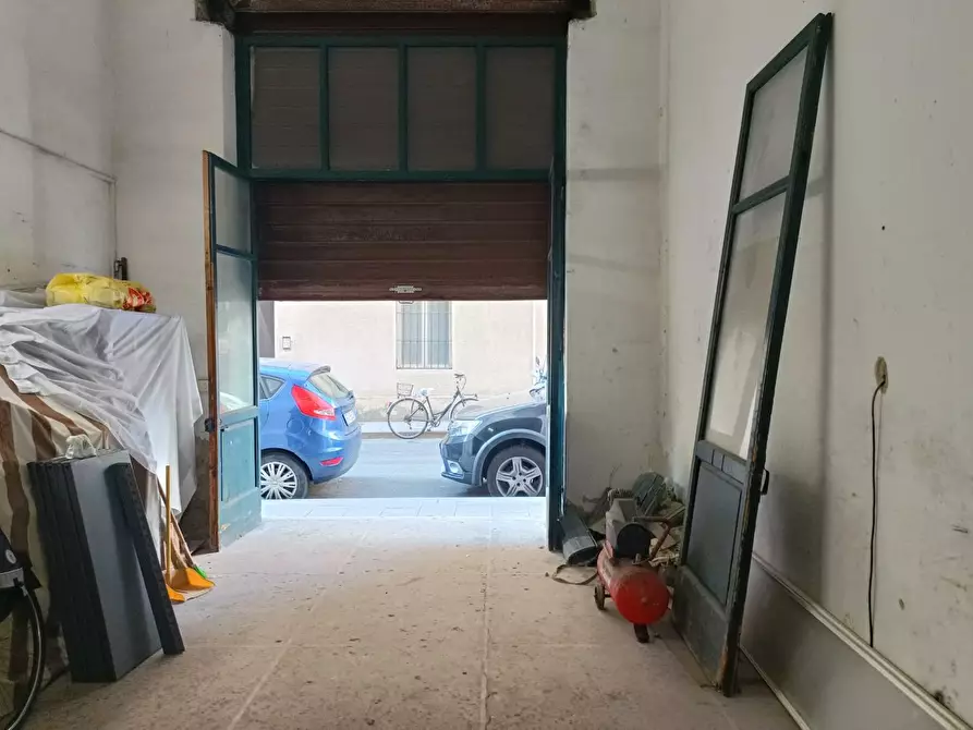 Immagine 1 di Magazzino in vendita  a Livorno