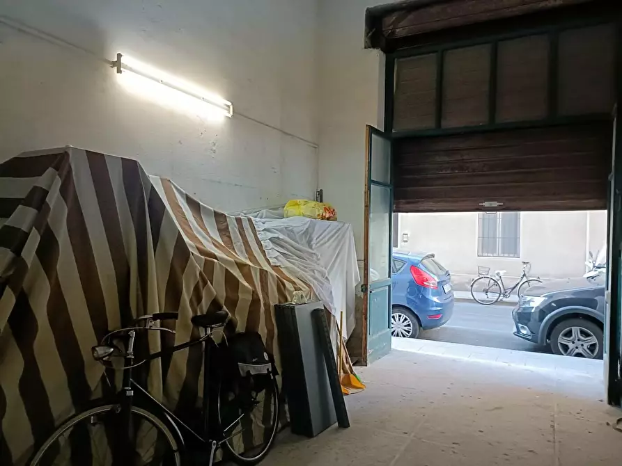 Immagine 6 di Magazzino in vendita  a Livorno