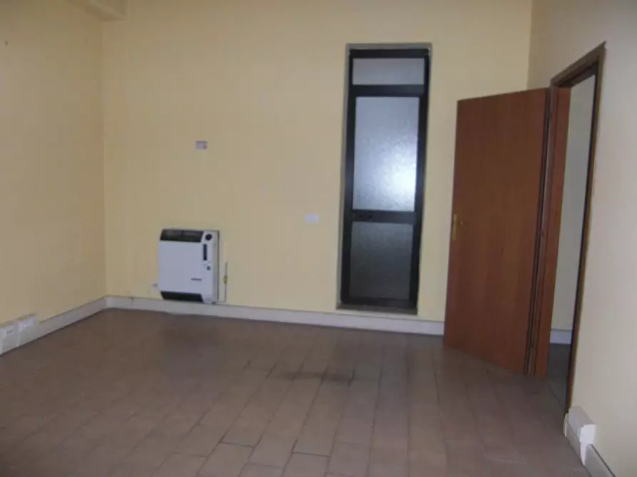 Immagine 6 di Locale commerciale in vendita  a Colle Di Val D'elsa