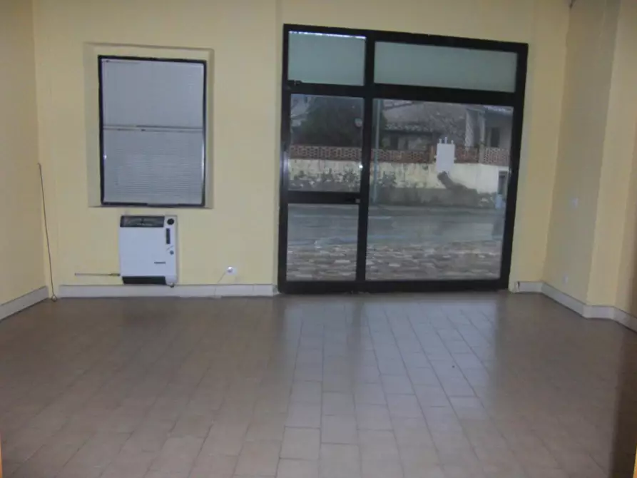 Immagine 7 di Locale commerciale in vendita  a Colle Di Val D'elsa