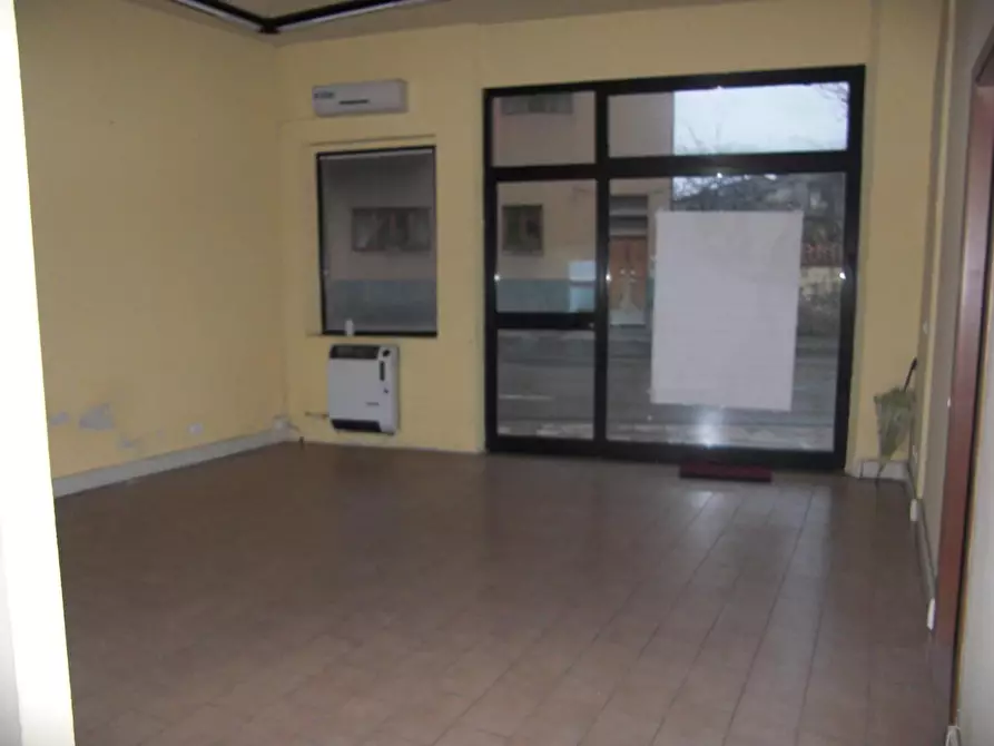 Immagine 3 di Locale commerciale in vendita  a Colle Di Val D'elsa