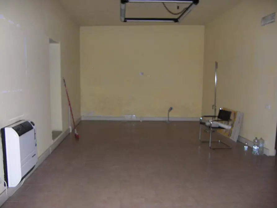 Immagine 4 di Locale commerciale in vendita  a Colle Di Val D'elsa