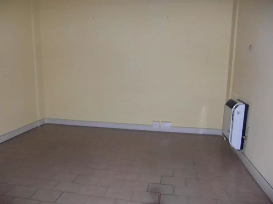 Immagine 5 di Locale commerciale in vendita  a Colle Di Val D'elsa