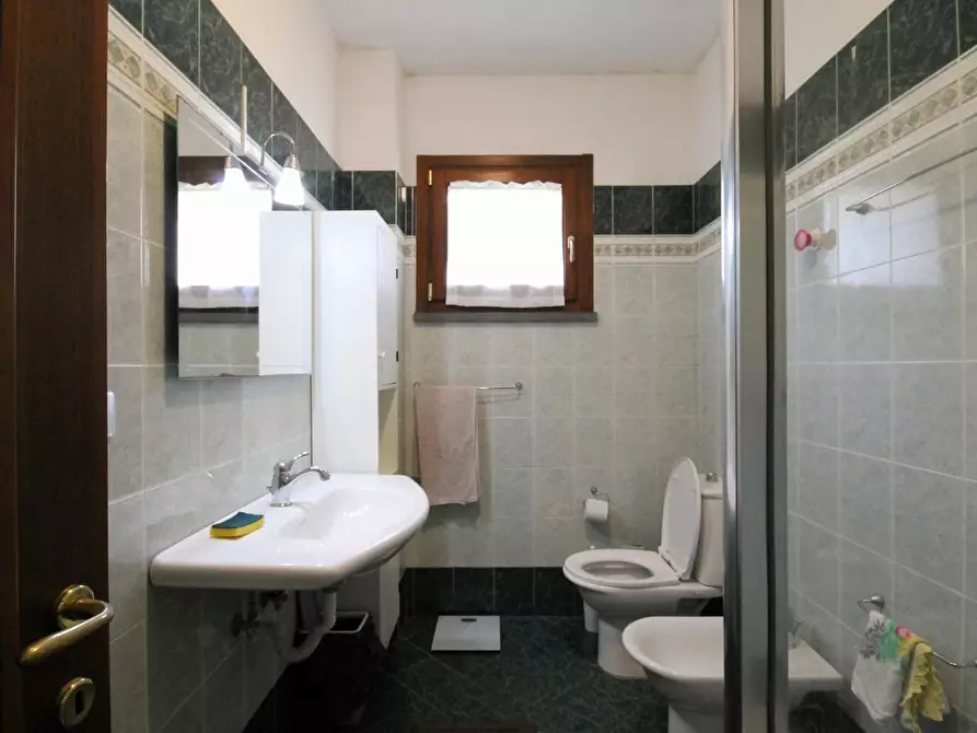 Immagine 13 di Appartamento in vendita  a Lucca