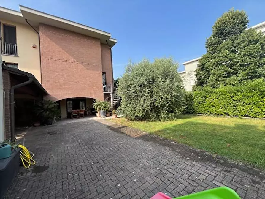 Immagine 39 di Villetta a schiera in vendita  a Pontedera