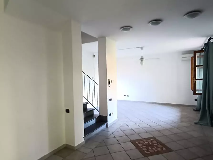 Immagine 2 di Villa in vendita  a Vecchiano