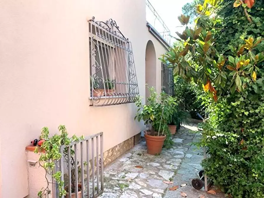 Immagine 12 di Appartamento in vendita  a Montecatini Terme