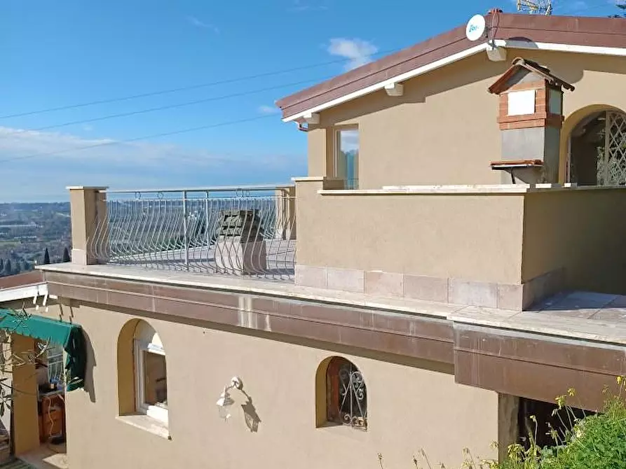 Immagine 1 di Villa in vendita  a Camaiore