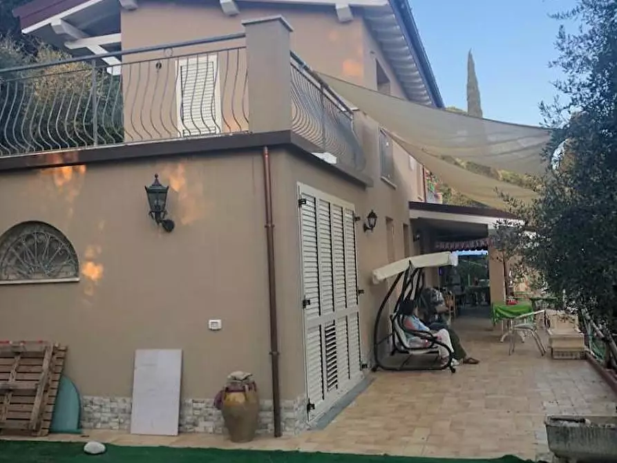 Immagine 2 di Villa in vendita  a Camaiore