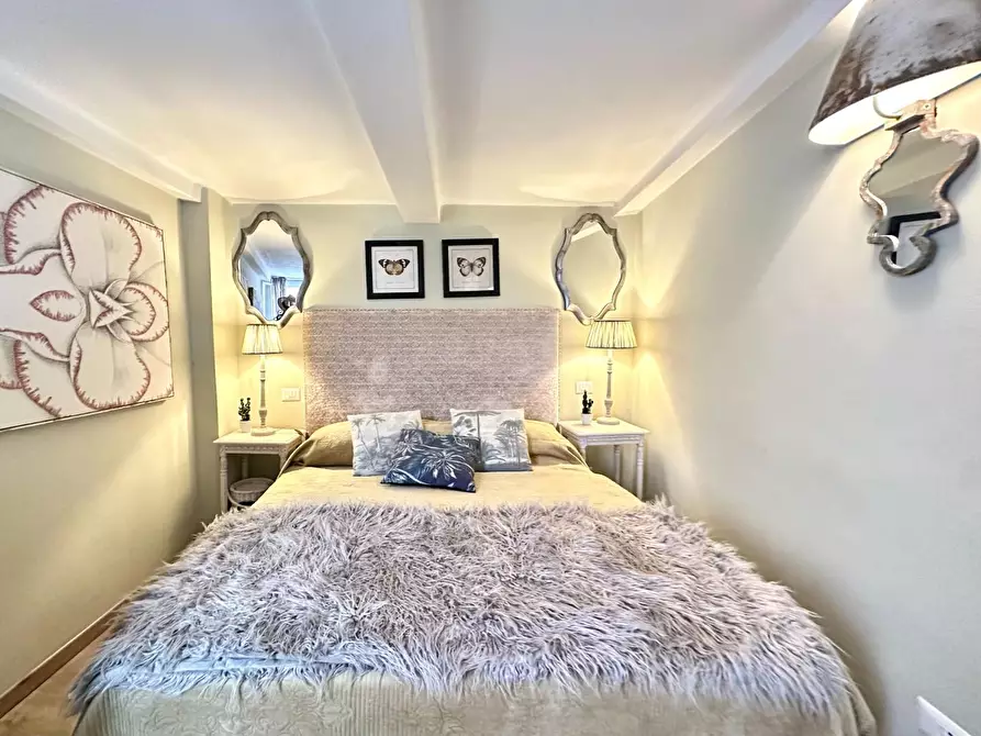 Immagine 13 di Appartamento in vendita  a Lucca